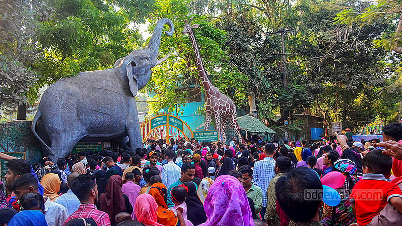 ঈদের দ্বিতীয় দিন মঙ্গলবার চট্টগ্রামের চিড়িয়াখানায় প্রবেশের অপেক্ষায় দর্শনার্থীরা। ছবি: সুমন বাবু