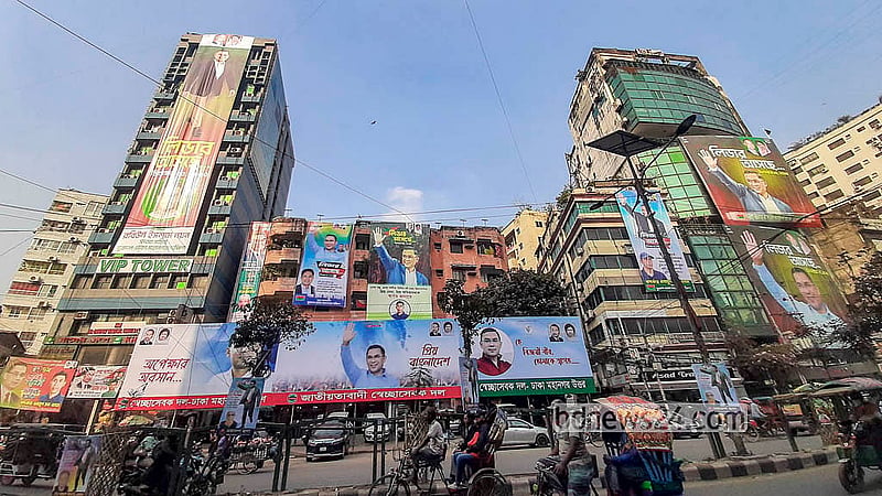রাজধানীর কাকরাইল থেকে ফকিরাপুল মোড় পর্যন্ত সড়কের দুই পাশ ও বিভিন্ন ভবনে বিএনপির ভারপ্রাপ্ত চেয়ারম্যান তারেক রহমানের