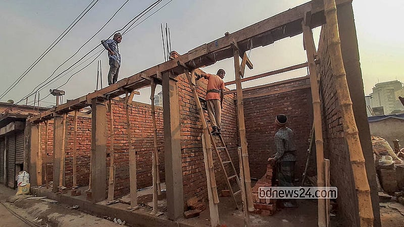মাস দেড়েক আগে কড়াইল বস্তিতে আগুনে পোড়ে প্রায় দেড় সহস্র ঘর। আগে যেখানে টিনশেড বাড়ি ছিল, এখন সেখানে তোলা হচ্ছে পাকা ঘর