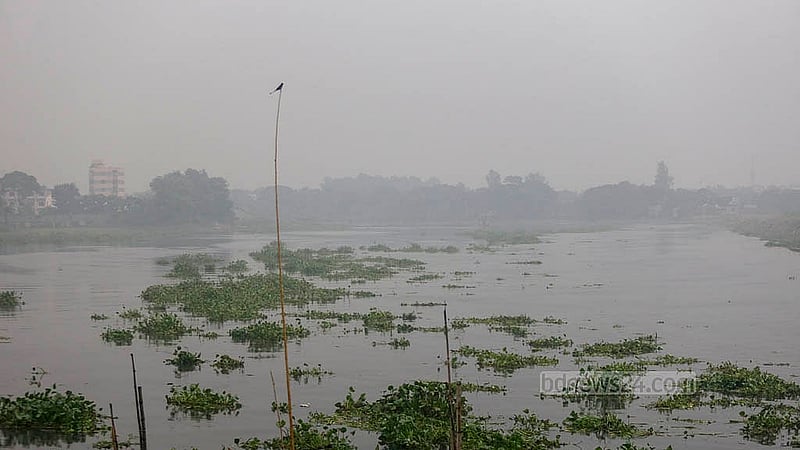 কুয়াশায় মোড়ানো শীতলক্ষ্যা নদী। বুধবার সকাল থেকে সূর্যের দেখা পায়নি নদীর আশপাশের মানুষ। হেমন্তের এ কুয়াশা দেখে মনে হতে পারে শীতের কোনো সকাল। ছবি: মাহমুদ জামান অভি