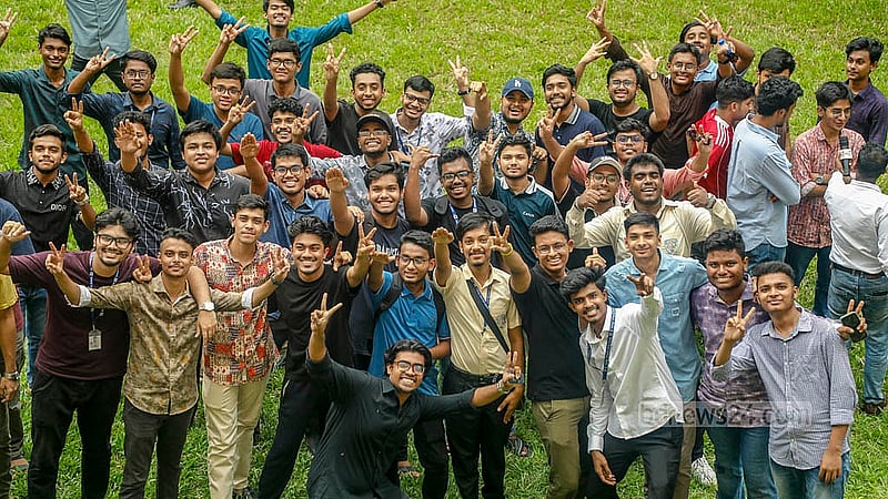 এবারের এইচএসসি ফলাফল প্রকাশের পর বৃহস্পতিবার ভালো ফল করা নটর ডেম কলেজের শিক্ষার্থীদের উল্লাস। ছবি: আব্দুল্লাহ আল মমীন