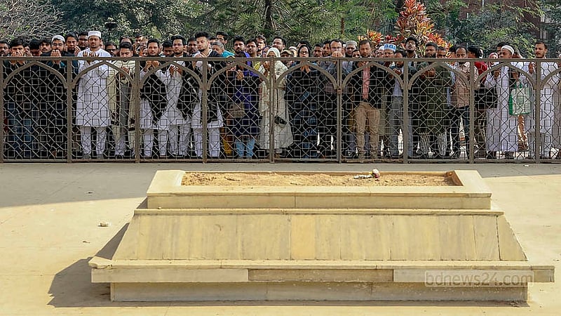 ত্রয়োদশ জাতীয় সংসদ নির্বাচনের প্রচার শুরুর আগে বৃহস্পতিবার শেরেবাংলা একে ফজলুল হক এবং হোসেন শহীদ সোহরাওয়ার্দীর মাজার জিয়ারত করেন এনসিপির নেতারা। ছবি: মাহমুদ জামান অভি