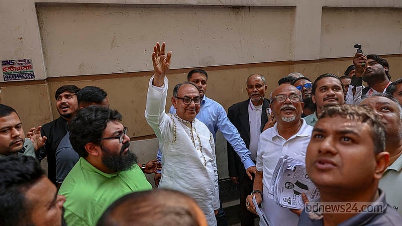 রাজধানীর বাংলামোটর এলাকায় সোমবার নির্বাচনি প্রচার চালান ঢাকা-৮ আসনের বিএনপি প্রার্থী মির্জা আব্বাস।