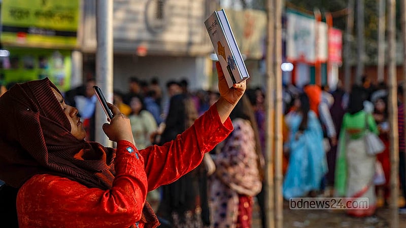 অমর একুশে বইমেলায় কেনাকাটা শেষ, এবার ছবি তোলার পালা। ছবি: মাহমুদ জামান অভি