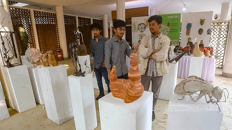 ঢাকা বিশ্ববিদ্যালয়ের চারুকলায় জয়নুল উৎসবে বিভিন্ন শিল্পকর্মের পসরা সাজিয়েছেন শিক্ষার্থীরা। ছবি: আব্দুল্লাহ আল মমীন