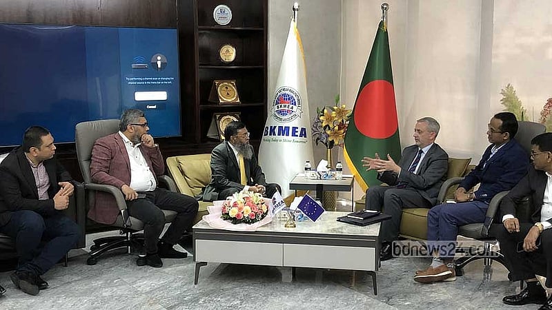 সোমবার নারায়ণগঞ্জে পোশাক খাতের সংগঠন বিকেএমইএ নেতাদের সঙ্গে মতবিনিময় করেন ঢাকায় ইউরোপীয় ইউনিয়নের রাষ্ট্রদূত মাইকেল মিলার।