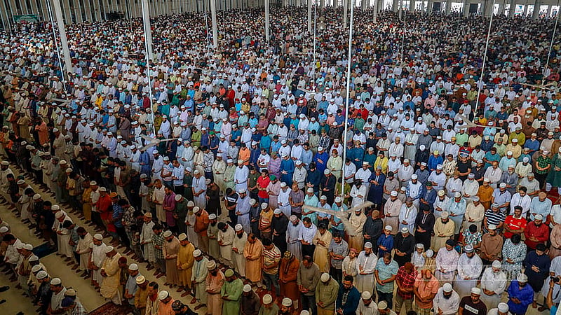 জাতীয় মসজিদ বায়তুল মোকাররমে শুক্রবার জুমাতুল বিদায় ছোট-বড় সবাই এক কাতারে। ছবি: মাহমুদ জামান অভি