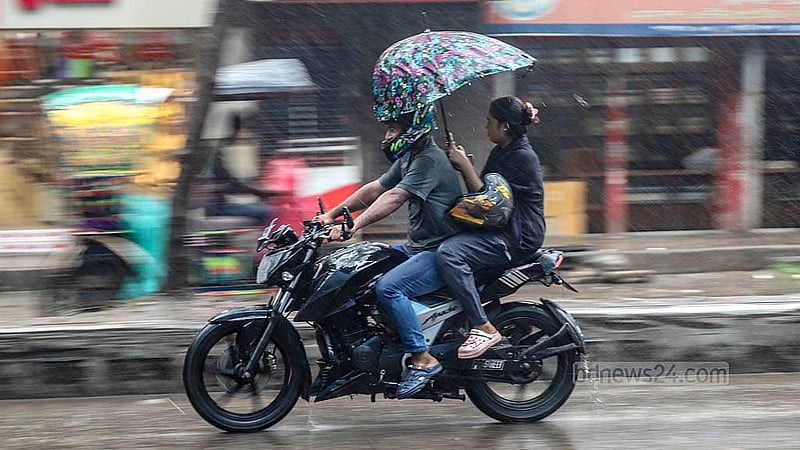বৃষ্টির মধ্যে গন্ত্যেবের পথে যাত্রী নিয়ে বাইক চালকরা। মঙ্গলবার রাজধানীর স্বামীবাগ এলাকা থেকে তোলা। ছবি: আব্দুল্লাহ আল মমীন