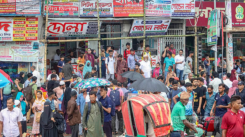 বাস কাউন্টারের সামনে যাত্রীদের ভিড়। বৃহস্পতিবার রাজধানীর দোলাইরপাড় এলাকা থেকে তোলা। ছবি: আব্দুল্লাহ আল মমীন