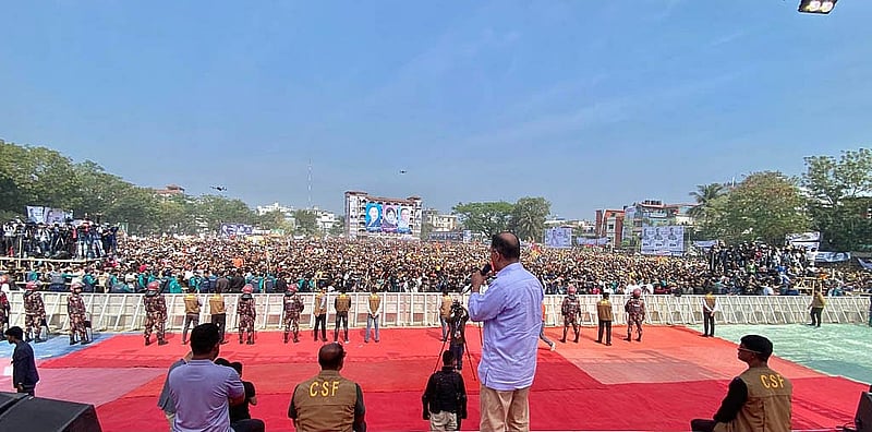 খুলনার খালিশপুরে প্রভাতী স্কুল মাঠে সোমবার নির্বাচনি জনসভায় বক্তব্য দেন বিএনপি চেয়ারম্যান তারেক রহমান।