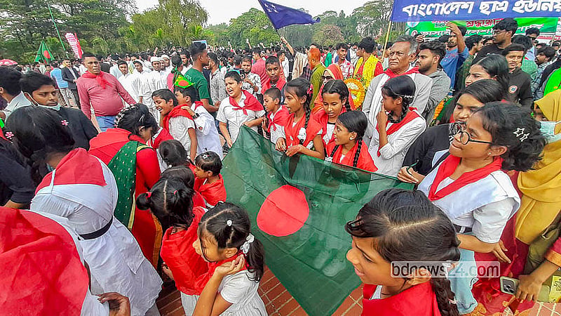 বিজয় দিবসে মঙ্গলবার সাভারের জাতীয় স্মৃতিসৌধে শ্রদ্ধা জানাতে আসেন শিক্ষার্থীরাও
