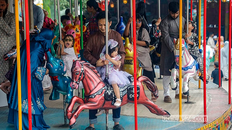 রাজধানীর শ্যামলীতে শিশু মেলায় শনিবার শিশুদের সঙ্গে বড়দেরও বিভিন্ন রাইডে চড়তে দেখা যায়