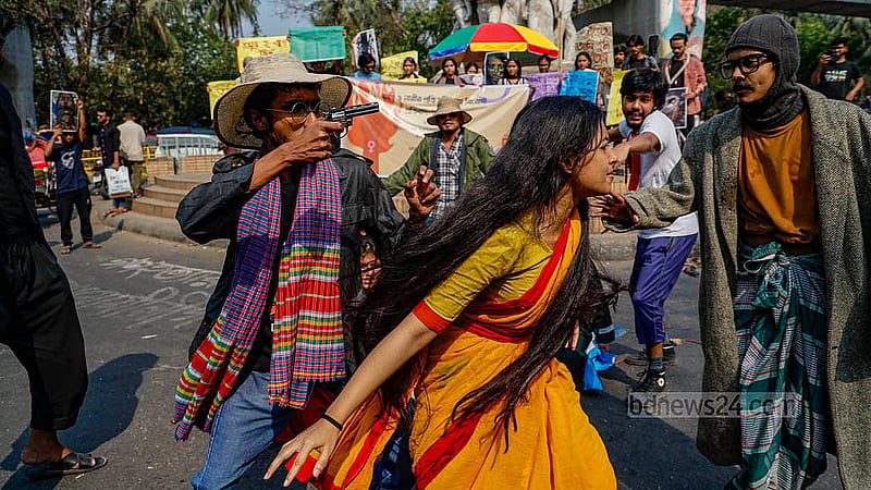 প্রতিনিয়ত নারীদের যেভাবে ভয়ভীতি দেখিয়ে ধর্ষণ ও নিপীড়নের পর তাদের মুখ বন্ধ রাখতে বাধ্য করা হয় তা তুলে ধরা হয় রাজু ভাস্কর্যের সামনে আয়োজিত পথনাটকে। ছবি: মাহমুদ জামান অভি