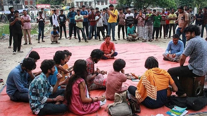 গাছ বাঁচিয়ে কেন্দ্রীয় শহীদ মিনার নির্মাণের দাবি আন্দোলনকারীদের