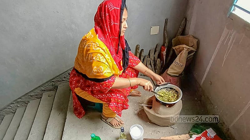 লাইনে গ্যাস না থাকা আর এলপি গ্যাসের দাম বৃদ্ধিতে বেড়েছে লাকড়ির চুলার চাহিদা। রাজধানীর যাত্রাবাড়ী এলাকায় মাটির চুলায় রান্না করছেন একজন। ছবি: আব্দুল্লাহ আল মমীন