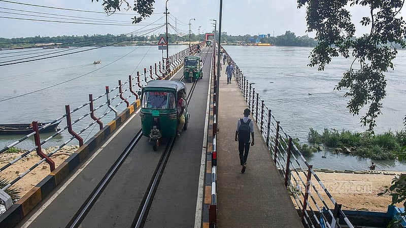 সংস্কার কাজের জন্য ১৪ মাস পর রোববার সকাল থেকে চট্টগ্রামের শতবর্ষী কালুরঘাট সেতু খুলে দেওয়ার পর এক পাশ দিয়ে চলাচল করছে মানুষ। ছবি: সুমন বাবু
