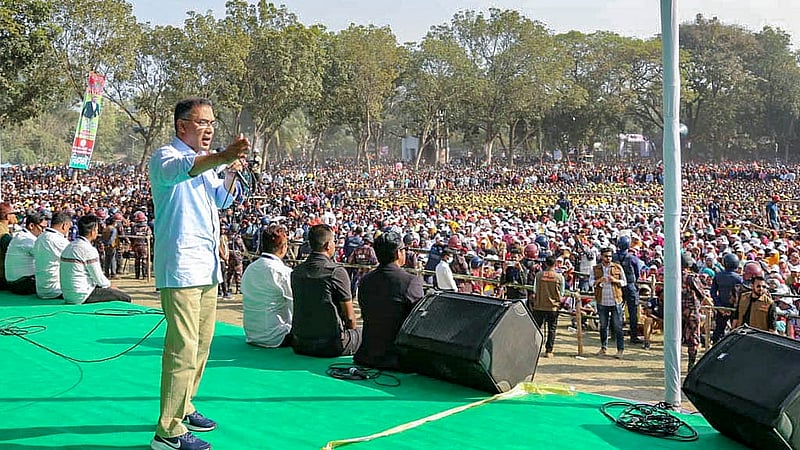 যশোরে বিরামপুর স্কুল মাঠে সোমবার নির্বাচনি জনসভায় যোগ দেন বিএনপির চেয়ারম্যান তারেক রহমান।