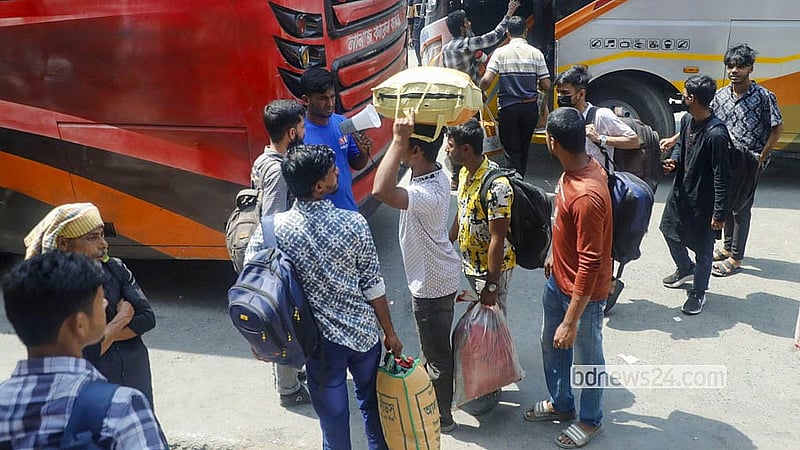 রাজধানীর দোলাইপাড় মোড়ে মঙ্গলবার সকালে যাত্রীদের বাসে তুলতে ব্যস্ত হয়ে পড়েন এক হেলপার