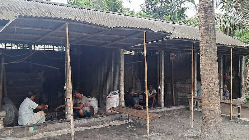 কুড়িগ্রাম সদর উপজেলার কাঁঠালবাড়ী বাজার কামারের দোকান।