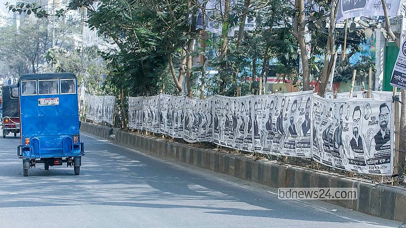 ফুটপাত ও সড়কবিভাজক সবখানে ঝুলছে ঢাকা ১৬ আসনের প্রার্থীদের নির্বাচনি প্রচারের ব্যানার। ছবি: আব্দুল্লাহ আল মমীন