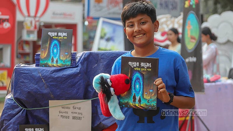 আদমজী ক্যান্টনমেন্ট পাবলিক স্কুলের ষষ্ঠ শ্রেণির শিক্ষার্থী অভিক কুমার পাল তার লেখা বই নিয়ে এসেছে একুশে বইমেলায় । ছবি: আব্দুল্লাহ আল মমীন