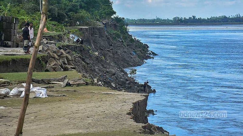 বন্যার পানির তীব্র চাপে নোয়াখালীর কোম্পানিগঞ্জ উপজেলার ‘মুছাপুর ক্লোজার’ স্লুইসগেইটটি ভেসে যাওয়ায় তীব্র ভাঙনের সৃষ্টি হয়েছে ফেনী নদীর তীরে। ছবি: সুমন বাবু