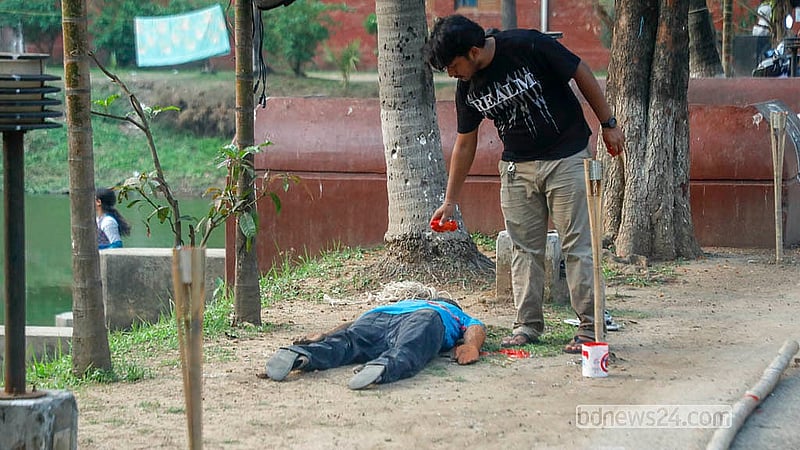 মুক্তিযুদ্ধে পাকিস্তানি বাহিনীর চালানো নৃশংসতা ঢাকা বিশ্ববিদ্যালয়ের জগন্নাথ হলে প্রতীকীভাবে তুলে ধরেন শিক্ষার্থীরা