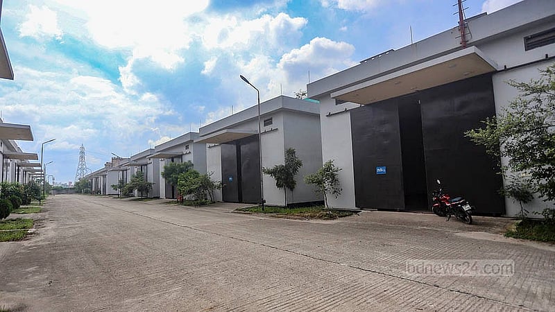 রাজধানীর শ্যামপুরে রাসায়নিকের গুদাম ভাড়া নিয়েছে বিভিন্ন কোম্পানি, তবে বেশিরভাগ গুদাম খালি পড়ে আছে। ছবি: আব্দুল্লাহ আল মমীন