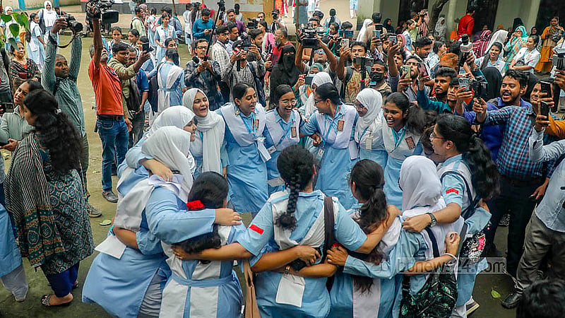 এবারের এইচএসসি পরীক্ষার ফল প্রকাশের পর বৃহস্পতিবার কলেজ ক্যাম্পাসে খুশিতে আত্মহারা রাজধানীর বেইলি রোডে ভিকারুননিসা নূন স্কুল অ্যান্ড কলেজের শিক্ষার্থীরা।  ছবি: আব্দুল্লাহ আল মমীন