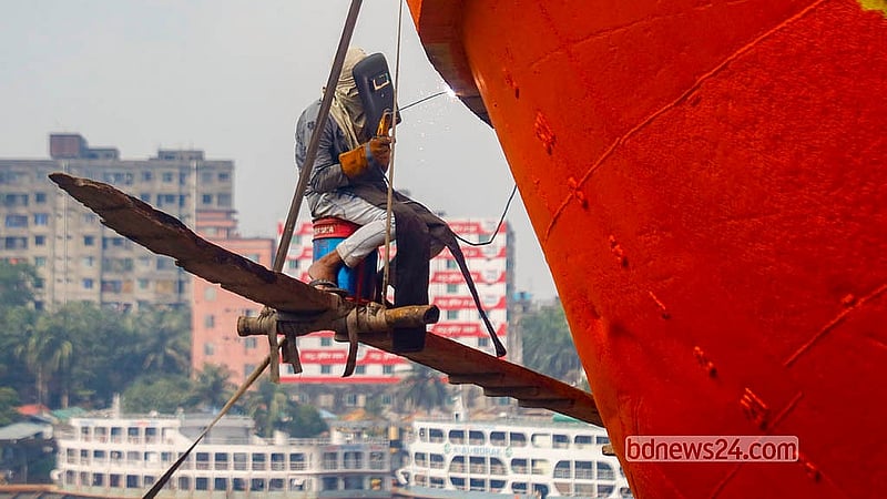 ঢাকার কেরাণীগঞ্জে বুড়িগঙ্গা নদীর তীরের একটি ডকইয়ার্ডে পুরনো জাহাজ মেরামতের কাজ করছেন এক শ্রমিক। প্রতিদিন তারা মজুরি পান ৮০০ থেকে ১২০০ টাকা।  ছবি: আব্দুল্লাহ আল মমীন
