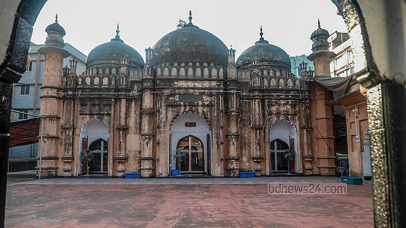 ১৭০০ সালের শুরুর দিকে খান মোহাম্মাদ মৃধা লালবাগে এই মসজিদটি নির্মাণ করেছিলেন। প্রায় ১৭ ফুট উঁচু প্লাটফর্মের উপর বানানো হয়েছে তিন গম্বুজ বিশিষ্ট মসজিদ