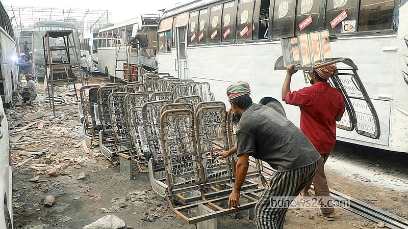 যাত্রাবাড়ীর সামাদ নগরের গ্যারাজে দূরপাল্লার নতুন বাস তৈরি ও মেরামতে ব্যাস্ত কর্মীরা