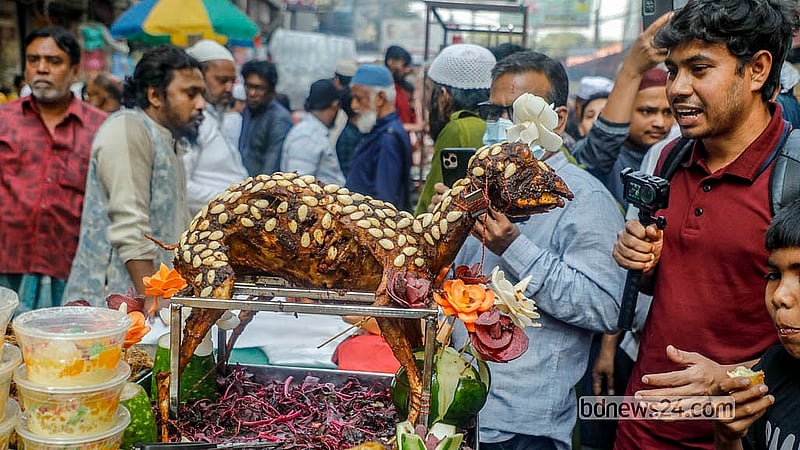 চকবাজারের ইফতার অনুষঙ্গ হিসেবে বিক্রি হচ্ছে মেলে আস্ত খাঁসি। দাম হাঁকা হয় ১২ হাজার টাকা