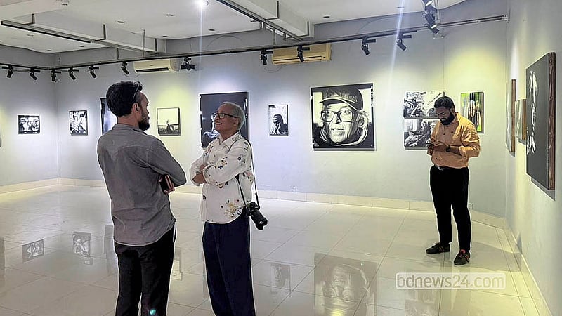 ঢাকার আলিয়ঁস ফ্রঁসেজে একক প্রদর্শনী ‘ফটোজিয়াম: লাইফ অফ পোয়েট্রি’ এর শেষ দিন বৃহস্পতিবার গ্যালারিতে দর্শনার্থীদের সঙ্গে আলোকচিত্রী নাসির আলী মামুন