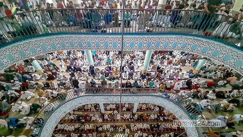 জুমাতুল বিদা উপলক্ষে শুক্রবার তুলনামূলক বেশি মানুষের সমাগম হয় বায়তুল মোকাররম মসজিদে