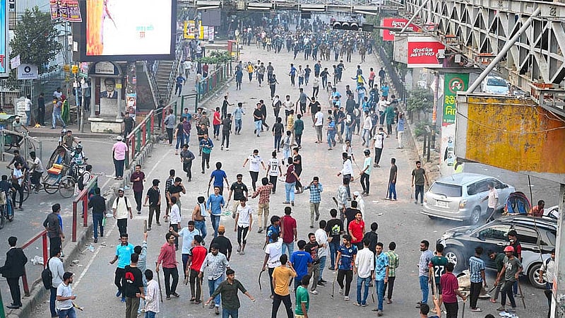 ঢাকার সায়েন্স ল্যাবরেটরি মোড়ে বুধবার লাঠিসোঁটা হাতে ঢাকা কলেজের শিক্ষার্থীরা।
