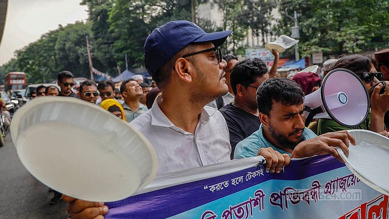 সরকারি চাকরিতে বয়সসীমা বৃদ্ধি, বিশেষ নিয়োগের ব্যবস্থা ও স্বতন্ত্র কোটা পুনর্বহালসহ পাঁচ দফা দাবিতে বুধবার দুপুরে রাজু ভাস্কর্য থেকে যমুনা অভিমুখে লং মার্চ করে চাকরিপ্রত্যাশী দৃষ্টি প্রতিবন্ধীরা। ছবি: মাহমুদ জামান অভি