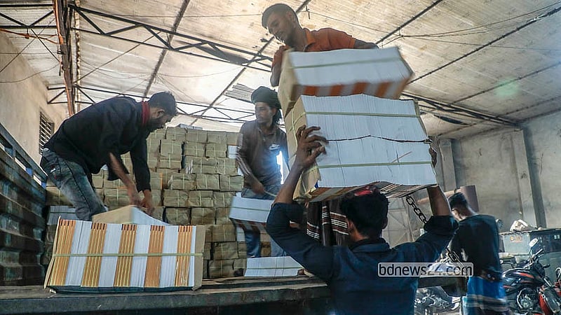 ঢাকার মাতুয়াইল এলাকার একটি ছাপাখানা থেকে মাধ্যমিক স্কুলের নতুন পাঠ্যবই তোলা হচ্ছে ট্রাকে