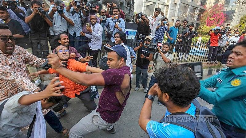‘ধর্ষণ ও নিপীড়নের বিরুদ্ধে বাংলাদেশ’ ব্যানারে গণপদযাত্রা আটকে দিলে পুলিশের সঙ্গে আন্দোলনকারীদের ধস্তাধস্তি ও মারামারিতে আহত পুলিশ সদস্যরা।