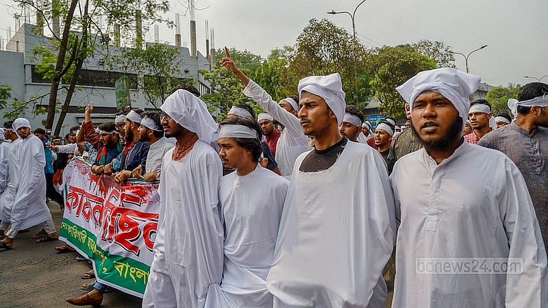 শুক্রবার জুমার নামাজ শেষে কাফনের কাপড় পরে মিছিল করেন ঢাকা পলিটেকনিক ইনস্টিটিউটের শিক্ষার্থীরা। মিছিলে তারা দাবি আদায়ে বিভিন্ন স্লোগান দেন। ছবি: মাহমুদ জামান অভি