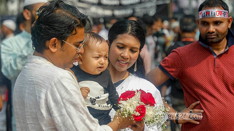 একুশে ফেব্রুয়ারিতে সন্তানদের সঙ্গে নিয়ে শ্রদ্ধা জানাতে আসেন অনেকে।  ছবি: আব্দুল্লাহ আল মমীন