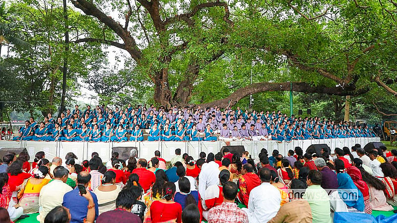 ঢাকার রমনা বটমূলে মঙ্গলবার বাংলা বর্ষবরণের অনুষ্ঠানে গান গাইছেন ছায়ানটের শিল্পীরা।