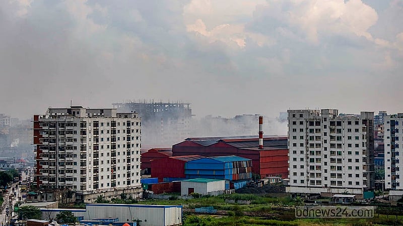 ঢাকার ডেমরার কোনাবাড়ি এলাকায় রয়েছে বেশ কিছু রি-রোলিং মিল, দিনভর এসব কারখানা থেকে বেরোয় কালো ও সাদা ধোঁয়া। ছবি: মাহমুদ জামান অভি