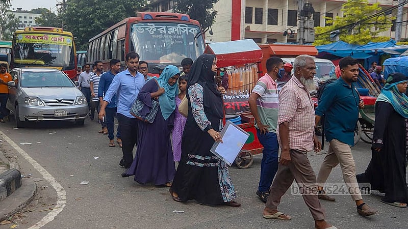 বৈষম্যবিরোধী ছাত্র আন্দোলনের সময় ইমাম হাসান তাইমের হত্যার বিচারের দাবিতে মঙ্গলবার ঢাকা গুলিস্তান জিরো পয়েন্ট এলাকায় ব্যরিকেড দিয়ে সড়ক অবরোধ করে। এসময় সড়কে তীব্র যানজট তৈরি হয়। ছবি: আব্দুল্লাহ আল মমীন