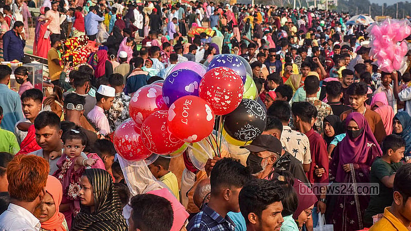 ঈদের দ্বিতীয় দিন মঙ্গলবার চট্টগ্রামের পতেঙ্গা সমুদ্র সৈকত ছিল উপচে পড়া ভিড়। ছবি: সুমন বাবু