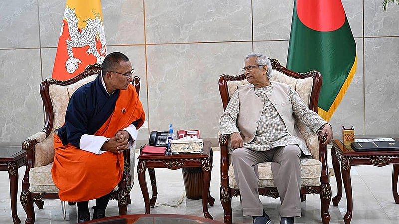 প্রধান উপদেষ্টা মুহাম্মদ ইউনূস ও ভুটানের প্রধানমন্ত্রী শেরিং টোবগে শনিবার ঢাকায় হযরত শাহজালাল আন্তর্জাতিক বিমানবন্দরের ভিআইপি লাউঞ্জে সংক্ষিপ্ত দ্বিপাক্ষিক বৈঠকে কুশল বিনিময় করেন। এসময় বাংলাদেশে ভূমিকম্পে ক্ষতিগ্রস্তদের প্রতি শোক ও সমবেদনা জানান ভুটানের প্রধানমন্ত্রী