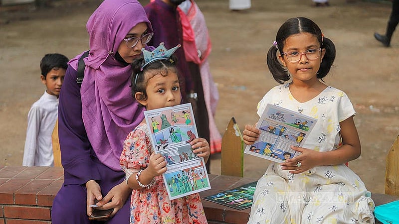 ভাষার মাসের শেষ দিন শুক্রবার পরিবারের সদস্যদের সঙ্গে বইমেলায় আসে শিশুরা। ছবি: আব্দুল্লাহ আল মমীন