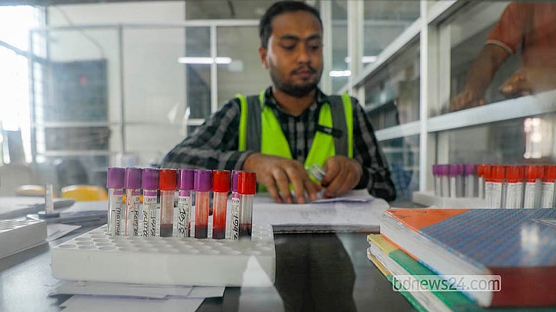 হাম পরীক্ষায় রাজধানীর মহাখালীর ডিএনসিসি হাসপাতালে প্যাথলজি ল্যাবে নমুনা সংগ্রহ করা হচ্ছে