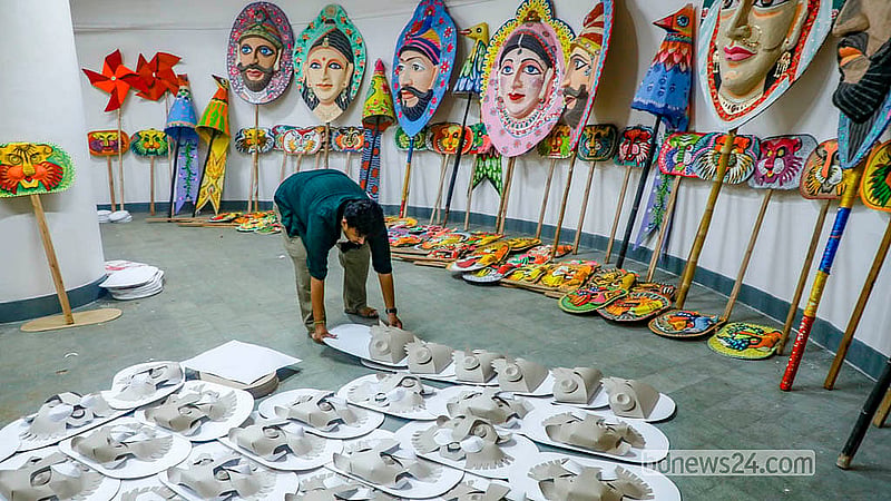 পহেলা বৈশাখে ‘আনন্দ শোভাযাত্রার’ প্রস্তুতি নিচ্ছেন ঢাকা বিশ্ববিদ্যালয়ের চারুকলা অনুষদের শিক্ষার্থীরা