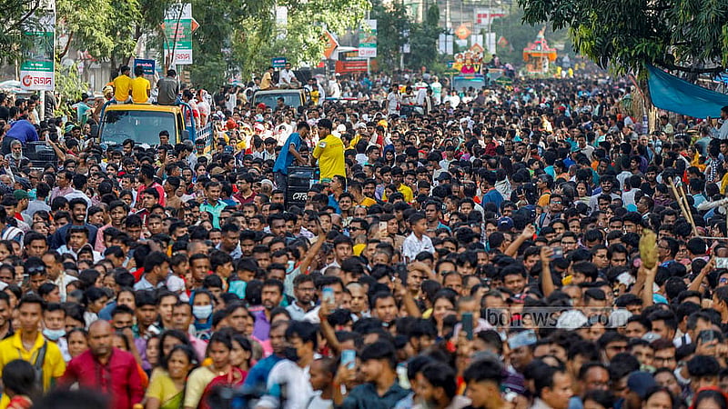 স্বামীবাগ আশ্রম থেকে শুক্রবার বিকালে বের হওয়া রথটি মতিঝিল এলাকায় পৌঁছালে সনাতন ধর্মাবলম্বীদের অংশগ্রহণে ছেয়ে যায় পুরো সড়ক। ছবি: মাহমুদ জামান অভি